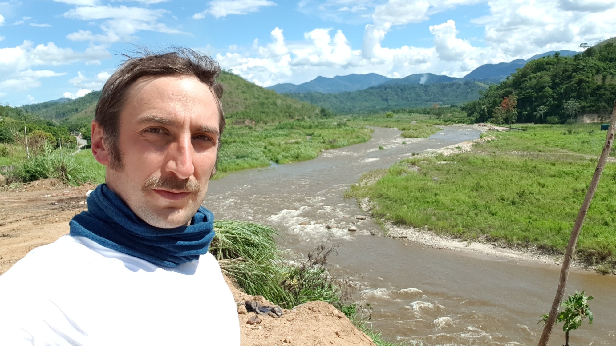 Walter Schmuck an einem Fluss in den peruanischen Anden